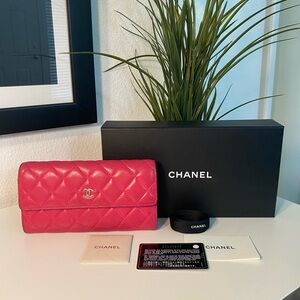 CHANEL Lambskin Diamond Quilted Wallet